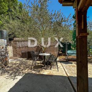 OTOK KRK, GRAD KRK (okolica) - EXKLUZIVNO SAMO U PONUDI DUX NEKRETNINA, JEDINSTVENA LOKACIJA, MASLINIK, 1400 m2, sa pomoćnim ob...