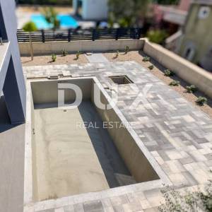 OTOK KRK, GRAD KRK (okolica) - moderna luksuzna vila s bazenom i pogledom na more