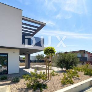 OTOK KRK, GRAD KRK (okolica) - moderna luksuzna vila s bazenom i pogledom na more