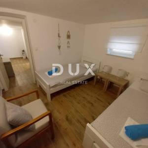 OTOK KRK, GRAD KRK (okolica) - Renovirana kuća s bazenom