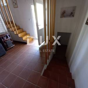 OTOK KRK, GRAD KRK (okolica) - Renovirana kuća s bazenom