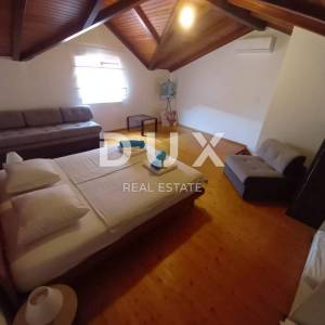 OTOK KRK, GRAD KRK (okolica) - Renovirana kuća s bazenom