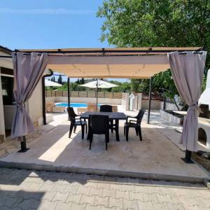 OTOK KRK, GRAD KRK (okolica) - Renovirana kuća s bazenom