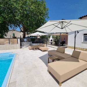 OTOK KRK, GRAD KRK (okolica) - Renovirana kuća s bazenom