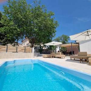 OTOK KRK, GRAD KRK (okolica) - Renovirana kuća s bazenom