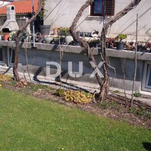 OTOK KRK, GRAD KRK - Samostojeća kuća sa vrtom u centru