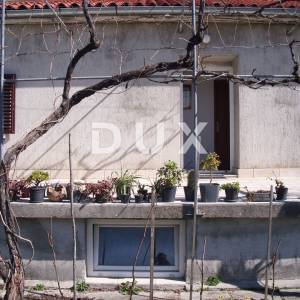 OTOK KRK, GRAD KRK - Samostojeća kuća sa vrtom u centru