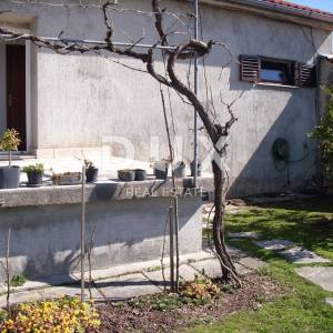 OTOK KRK, GRAD KRK - Samostojeća kuća sa vrtom u centru