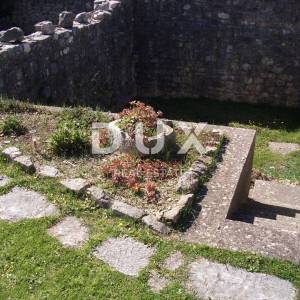 OTOK KRK, GRAD KRK - Samostojeća kuća sa vrtom u centru