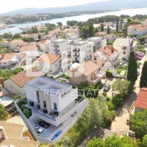 OTOK KRK, GRAD KRK - Troetažni stan s garažom i pogledom na more