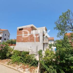 OTOK KRK, GRAD KRK - Troetažni stan s garažom i pogledom na more