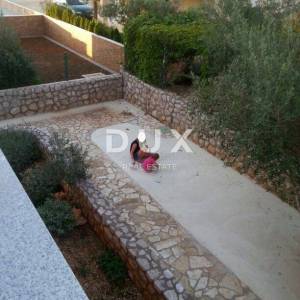 Otok Krk, Grad Krk - Trosobni dvoetažni stan sa vrtom
