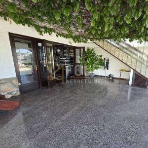 Otok Krk, Klimno, poslovno-stambeni objekt 1. red do mora