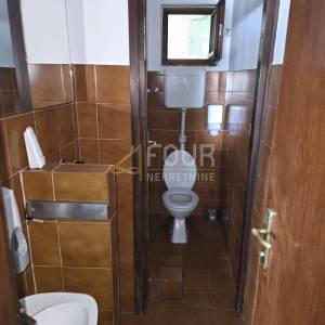 Otok Krk, Klimno, poslovno-stambeni objekt 1. red do mora