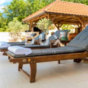 OTOK KRK, KLIMNO - villa 400m2 s 6 apartmana, prekrasnim pogledom na more i bazenom + okoliš 700m2