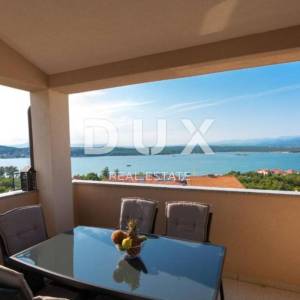 OTOK KRK, KLIMNO - villa 400m2 s 6 apartmana, prekrasnim pogledom na more i bazenom + okoliš 700m2