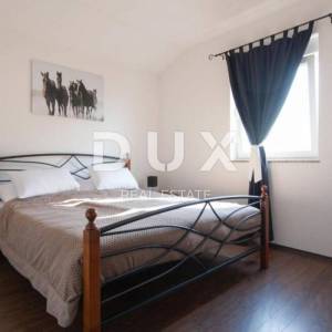 OTOK KRK, KLIMNO - villa 400m2 s 6 apartmana, prekrasnim pogledom na more i bazenom + okoliš 700m2