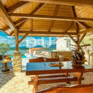 OTOK KRK, KLIMNO - villa 400m2 s 6 apartmana, prekrasnim pogledom na more i bazenom + okoliš 700m2