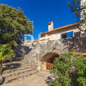 OTOK KRK, KORNIĆ - Autohtona kamena kuća s dvorištem