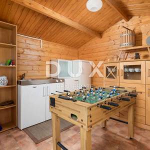 OTOK KRK, KORNIĆ- kuća, 250 m2, bazen, okućnica, idealna za turističku djelatnost, TOP PRILIKA!!!