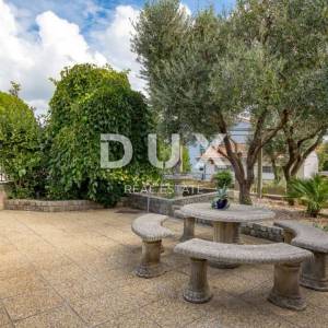 OTOK KRK, KORNIĆ- kuća, 250 m2, bazen, okućnica, idealna za turističku djelatnost, TOP PRILIKA!!!