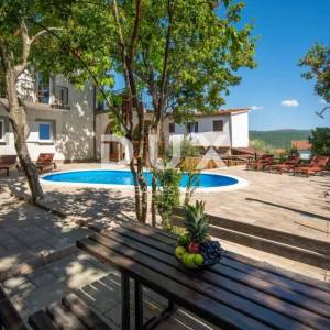 OTOK KRK, KORNIĆ- kuća, 250 m2, bazen, okućnica, idealna za turističku djelatnost, TOP PRILIKA!!!
