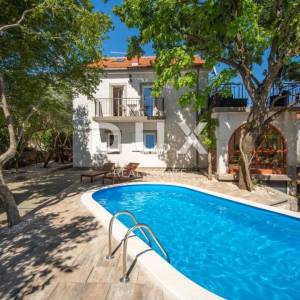 OTOK KRK, KORNIĆ- kuća, 250 m2, bazen, okućnica, idealna za turističku djelatnost, TOP PRILIKA!!!