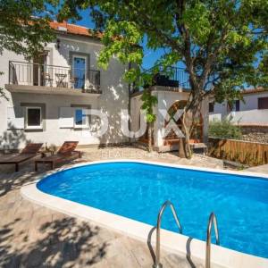 OTOK KRK, KORNIĆ- kuća, 250 m2, bazen, okućnica, idealna za turističku djelatnost, TOP PRILIKA!!!