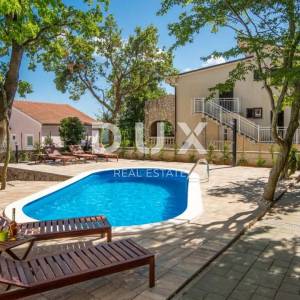 OTOK KRK, KORNIĆ- kuća, 250 m2, bazen, okućnica, idealna za turističku djelatnost, TOP PRILIKA!!!