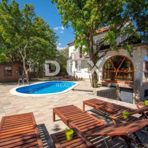 OTOK KRK, KORNIĆ- kuća, 250 m2, bazen, okućnica, idealna za turističku djelatnost, TOP PRILIKA!!!