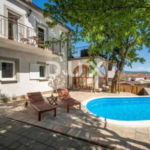 OTOK KRK, KORNIĆ- kuća, 250 m2, bazen, okućnica, idealna za turističku djelatnost, TOP PRILIKA!!!