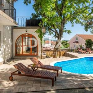 OTOK KRK, KORNIĆ- kuća, 250 m2, bazen, okućnica, idealna za turističku djelatnost, TOP PRILIKA!!!