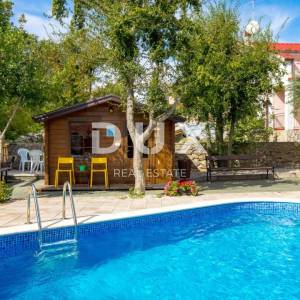 OTOK KRK, KORNIĆ- kuća, 250 m2, bazen, okućnica, idealna za turističku djelatnost, TOP PRILIKA!!!