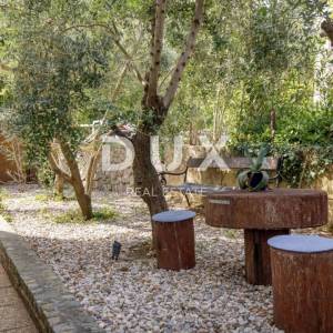 OTOK KRK, KORNIĆ- kuća, 250 m2, bazen, okućnica, idealna za turističku djelatnost, TOP PRILIKA!!!
