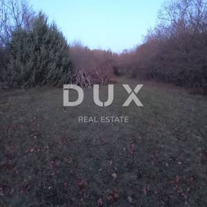 OTOK KRK, KRAS - PRILIKA! Trenutno poljoprivredno, a buduće građevinsko zemljište, s prilazom od 80m do glavne ceste i infrastr...