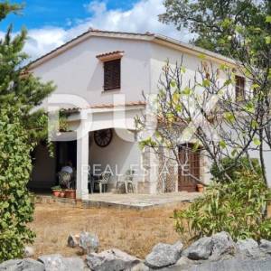 OTOK KRK, KRAS - samostojeća kuća s okućnicom na mirnoj lokaciji
