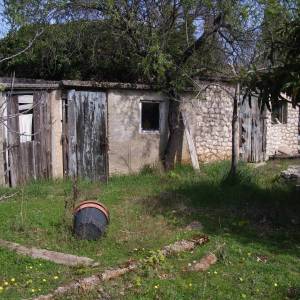 OTOK KRK, KRAS - Teren sa gospodarskim objektom