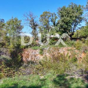 OTOK KRK, KRAS - Zemljište 2207 m2, projekt vile s bazenom s započetom gradnjom
