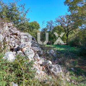 OTOK KRK, KRAS - Zemljište 2207 m2, projekt vile s bazenom s započetom gradnjom
