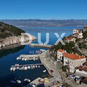 OTOK KRK - Kuća s dvorištem i pogledom na more, u jezgri romantičnog Vrbnika