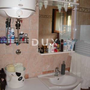 OTOK KRK, MALINSKA - 3S+DB u prizemlju sa okućnicom 400 m2