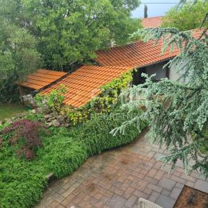 Otok Krk, Malinska, adaptiran kameni objekt s prekrasnom okućnicom