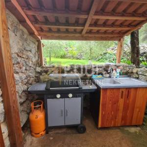 Otok Krk, Malinska, adaptiran kameni objekt s prekrasnom okućnicom
