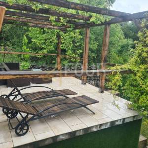 Otok Krk, Malinska, adaptiran kameni objekt s prekrasnom okućnicom