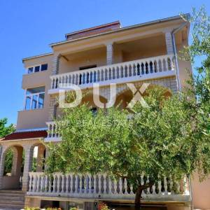 OTOK KRK, MALINSKA - Apartmanska kuća u blizini mora