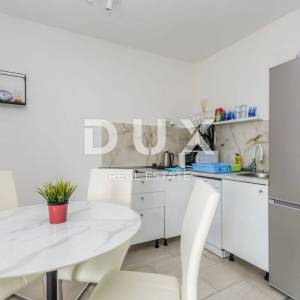 OTOK KRK, MALINSKA - apartmanska kuća s dva bazena i pogledom na more