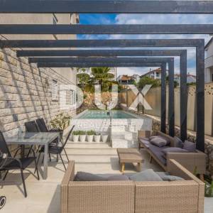 OTOK KRK, MALINSKA - apartmanska kuća s dva bazena i pogledom na more