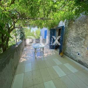 OTOK KRK, MALINSKA - Autentična kuća s dvorištem i divnim kamenim detaljima