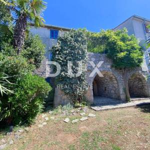 OTOK KRK, MALINSKA - Autentična kuća s dvorištem i divnim kamenim detaljima