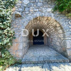 OTOK KRK, MALINSKA - Autentična kuća s dvorištem i divnim kamenim detaljima